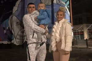 Phil Foden hiếm khi đăng ảnh bên cả bạn gái và con trai.