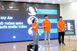 Nhóm sinh viên Trường Cao đẳng FPT Polytechnic tham gia bán kết cuộc thi.