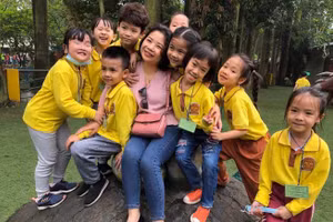 Gần 20 năm dạy học, cô Nguyễn Thị Lan Phương luôn nhận được sự tin tưởng, quý mến của học trò. Ảnh: NVCC