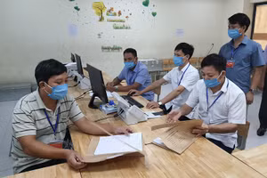 Kiểm tra khâu chấm thi trắc nghiệm tại Hội đồng thi tốt nghiệp THPT 2020 tỉnh Hà Nam. Ảnh: TG
