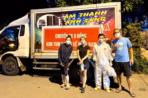 Duy Thanh (mặc đồ bảo hộ) cùng nhóm tiếp nhận rau, củ hỗ trợ tại TP Hồ Chí Minh.