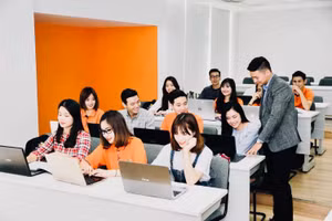 Ông Kiều Văn Trung và các sinh viên Trường Đại học FPT. Ảnh: NVCC