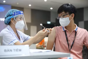 Phủ vắc-xin phòng Covid – 19 cho học sinh là điều kiện tiên quyết để trường học mở cửa trở lại. Ảnh: CT