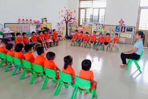 Các bé Trường MN Tòng Bạt vui chơi trong ngôi trường hạnh phúc. (Ảnh chụp khi cô trò chưa nghỉ học phòng dịch)	