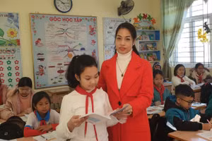 Cô Sợi cùng học trò lớp 5A1 - Trường Tiểu học Kim Đồng.