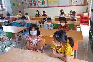 Học sinh Trường PTDTBT Tiểu học Na Cô Sa chấp hành nghiêm quy định đeo khẩu trang đến lớp.