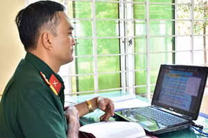 Giảng viên Trung tâm GDQP&AN - ĐH Quốc gia TPHCM đang giảng bài trực tuyến.