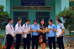 Cô Đinh Thị Phương Chi cùng các em học sinh Trường THPT Trường Chinh chia sẻ về dự án.