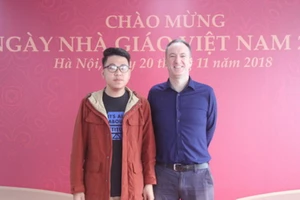 Thầy Gerard Irvine và học trò của mình trong ngày Nhà giáo Việt Nam năm 2018.