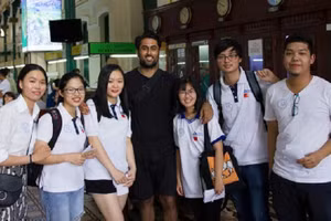 Sinh viên Hoa Sen được “thực chiến” trải nghiệm giao tiếp tiếng Anh.