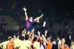 HLV Nguyễn Đức Thắng được cả đội Bình Định tung hô sau khi giành quyền lên V-League 2021. Ảnh: Theo báo Tuổi trẻ