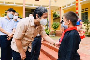 Bộ trưởng Bộ GD&ĐT Nguyễn Kim Sơn trò chuyện với học sinh Trường PTDTBT TH Bản Phố, huyện Bắc Hà (Lào Cai). Ảnh: Thế Đại