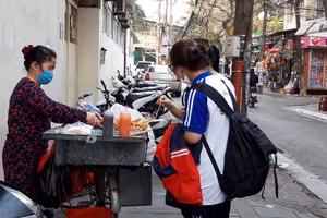 Nâng cao nhận thức cho học sinh về tác hại sử dụng đồ ăn vặt bán trôi nổi quanh cổng trường.