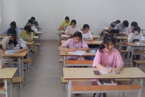 HS lớp 12 Trường THPT Đầm Hà trong giờ ôn luyện môn Lịch sử. Ảnh: TG