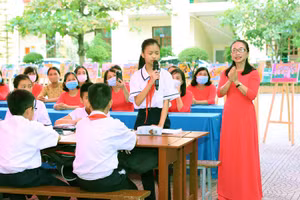 Cô Hiền cùng học trò trong giờ học môn Ngữ văn.