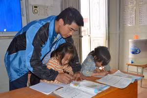 Thầy Bính vẫn thường gọi mình là người làm “dịch vụ” giáo dục ở vùng cao mà không lấy tiền.