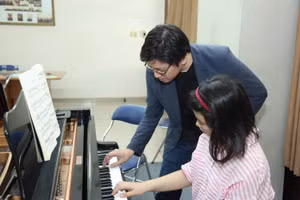 Giảng viên Nhạc viện hướng dẫn thí sinh luyện tập đàn Piano tại Hội thi Tài năng âm nhạc do Nhạc viện TPHCM tổ chức. Ảnh: NTCC