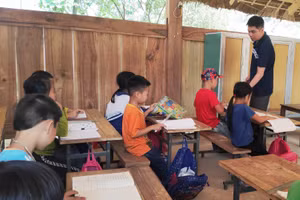 Lớp học ở điểm lẻ Cha Lung (Trường Tiểu học Tam Thanh, Quan Sơn, Thanh Hóa) chưa thể sử dụng
thiết bị dạy học. Ảnh: Hồng Đức