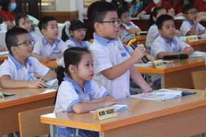 Học sinh lớp 2A5, Trường Tiểu học Đinh Tiên Hoàng trong giờ: Nói và Nghe “Chú đỗ con”.