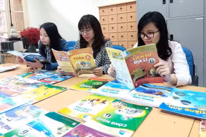 Giáo viên Hà Nội chọn sách giáo khoa lớp 6 trước khi có dịch Covid-19. Ảnh: TG
