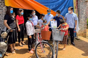 Trao quà hỗ trợ cho các em học sinh Phùng Thị Thu Huyền, Phùng Xuân Huy và Phùng Thị Lan Phương có hoàn cảnh khó khăn.