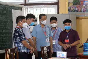 Thứ trưởng Phạm Ngọc Thưởng kiểm tra tại điểm thi Trường THPT chuyên Cao Bằng.