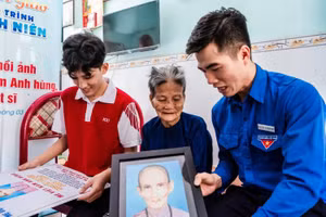 Di ảnh Mẹ Việt Nam Anh hùng Nguyễn Thị Nâu được trao cho gia đình.