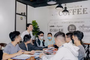 PGS.TS Võ Thị Ngọc Thúy cùng sinh viên HSU.