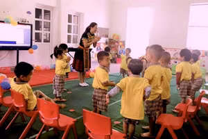 Cô Ninh Thị Ngân và học trò dân tộc Sán Chỉ ở Khe Lọng (Thanh Sơn, Ba Chẽ, Quảng Ninh) - Ảnh chụp trước khi có dịch Covid-19.