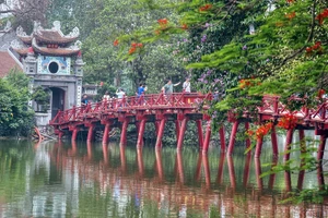 Cầu Thê Húc, lối đi độc đạo dẫn vào đền Ngọc Sơn. Tên cầu nghĩa là giữ lại ánh sáng đẹp của Mặt trời.