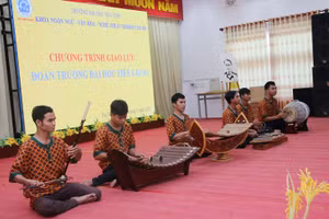 Sinh viên Trường ĐH Trà Vinh biểu diễn nhạc cụ truyền thống Khmer Nam Bộ.