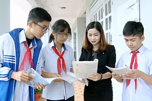 Cô Chử Thị Minh Hiền, giáo viên môn Ngữ văn - Trường THCS thị trấn Tam Đường (huyện Tam Đường – Lai Châu) trao đổi bài với học trò. Ảnh: ĐP