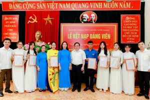 Lễ kết nạp đảng viên tại Trường THPT chuyên Tuyên Quang.