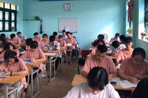 HS lớp 12 tại Lào Cai ôn tập chuẩn bị cho Kỳ thi tốt nghiệp THPT 2021. Ảnh: NTCC