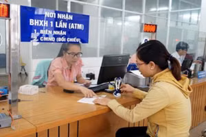 Nhiều doanh nghiệp gặp khó khăn dẫn đến lao động phải nghỉ việc và nhận BHXH một lần để giải quyết nhu cầu trước mắt. Ảnh minh họa