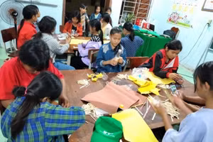 Học sinh Trường Phổ thông dân tộc bán trú Tiểu học – THCS Trà Nam (Nam Trà My, Quảng Nam) trong tiết học hoạt động nhóm. 