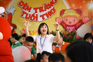 Với học trò, cô Thanh Hà luôn có sự gần gũi, chia sẻ nên được phụ huynh, học sinh quý mến. 