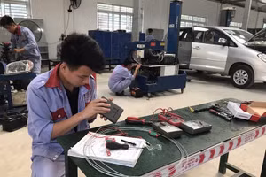 Sinh viên Trường CĐ Cơ điện Hà Nội trong xưởng thực hành.