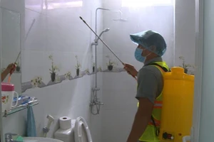Nhiều gia đình thuê dịch vụ phun khử khuẩn trong nhà.