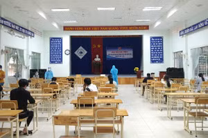 Ngành y tế Kon Tum lấy mẫu xét nghiệm giáo viên và học sinh liên quan đến ca mắc Covid-19.