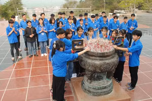 Các em học sinh thăm tượng đài Chiến thắng.