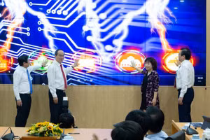 TS Lê Hồng Sơn (bìa phải) cùng lãnh đạo TPHCM thực hiện nghi thức vận hành Trung tâm Điều hành Giáo dục thông minh (tháng 2/2020).