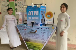 Võ Lê Xuân Thùy và Hồ Nguyễn Minh Thư bên sản phẩm ATM đa năng.