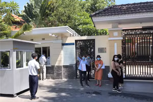 Phụ huynh đến cơ sở Nguyễn Văn Hưởng của AIS để phản đối việc tăng học phí (ngày 20/5).