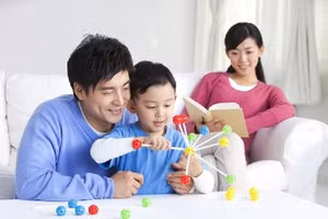 Phụ huynh cùng học - cùng chơi với trẻ. Ảnh minh họa: IT