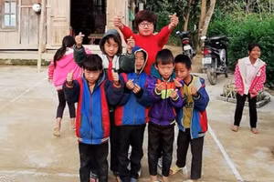 Phút ngẫu hứng của cô Nguyễn Thị Dung cùng học trò vùng cao. Ảnh: NVCC