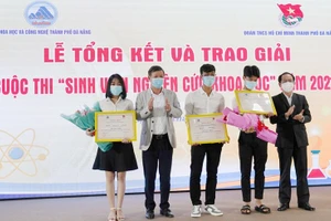 Sinh viên Phạm Văn Việt (thứ 2, phải sang) và Nguyễn Lương Nhân (thứ 3, phải sang) nhận giải Nhất cuộc thi Sinh viên nghiên cứu khoa học TP Đà Nẵng vào ngày 11/12. 