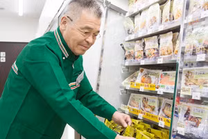 Vì mưu sinh, một số tiến sĩ đành nhận làm thêm ở các cửa hàng tiện lợi ngoài giờ lên lớp.