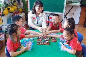 Cô Hoàng Thị Vân và trẻ lớp 5 tuổi Trường MN Hà Lầm (ảnh chụp thời điểm chưa giãn cách).