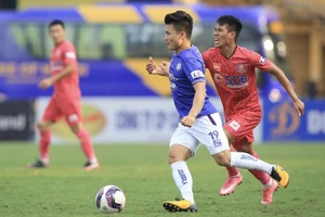 Trận đấu giữa Hà Nội FC (bên trái) và Sài Gòn FC trong khuôn khổ vòng 12 V-League 2021.